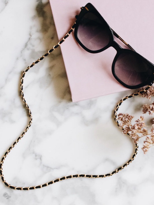 Classy C, Glasses Chain