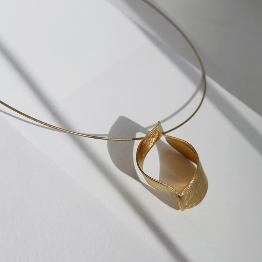 Xaluc Golden Pendant Necklace